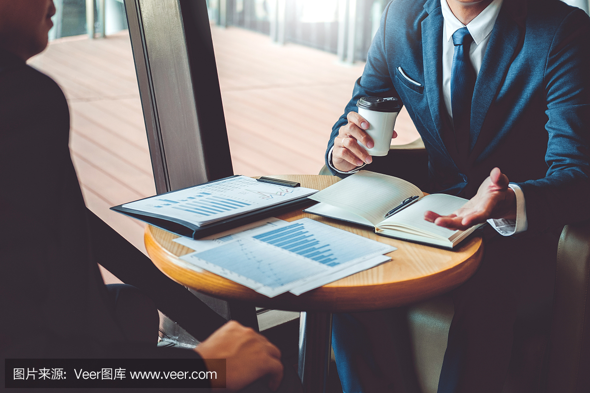 商務(wù)咨詢會(huì)議,工作和頭腦風(fēng)暴新的商業(yè)項(xiàng)目財(cái)務(wù)投資概念。